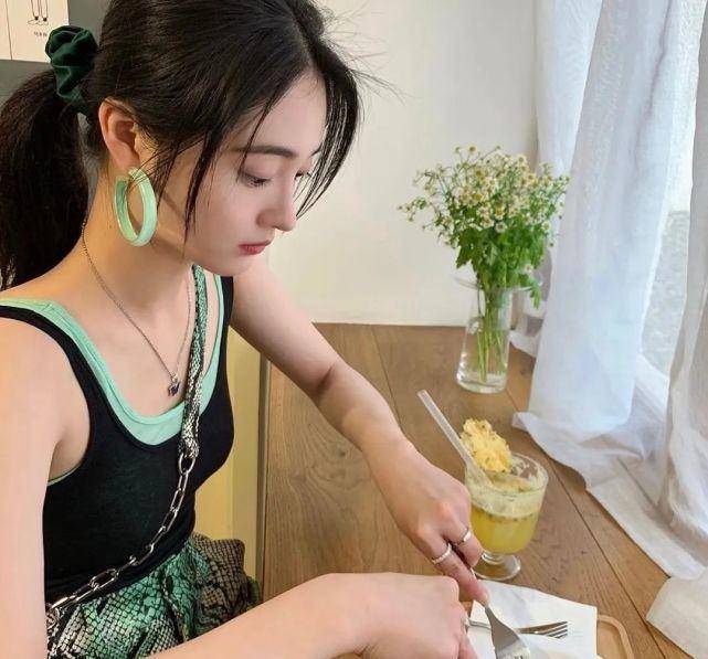 周洁琼衬衫配牛仔裤，少女风穿搭太惊艳-7