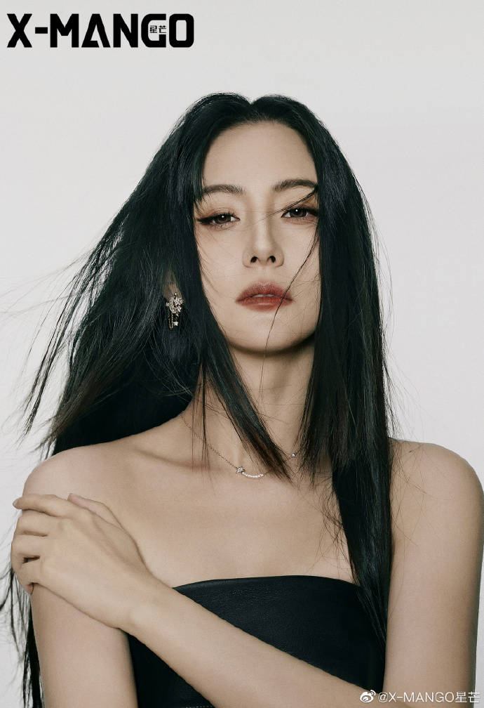 蓝心妍黑暗荣耀写真大秀香肩美腿！肤白貌美性感迷人-2
