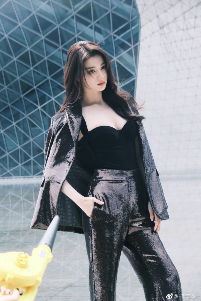 王楚然靓丽写真大秀曼妙身材！肤白貌美性感撩人-1