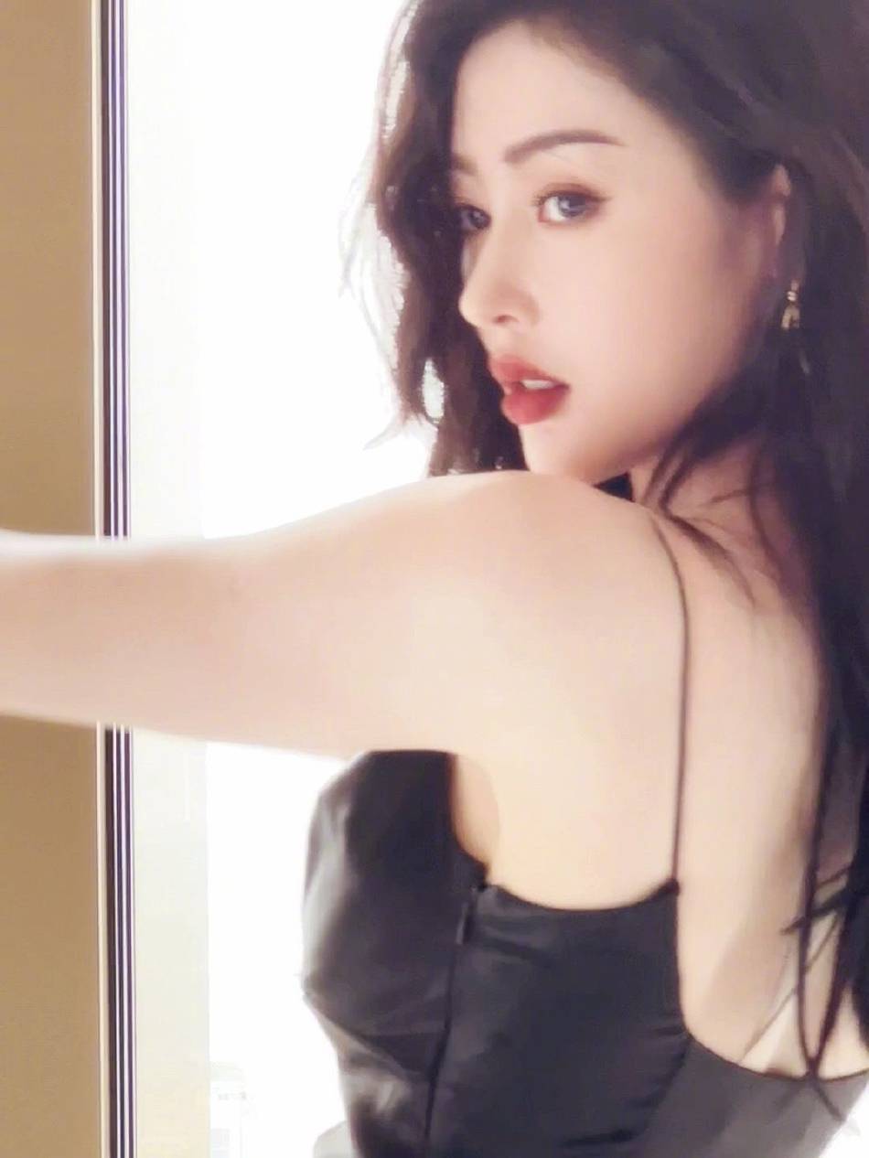 张天爱穿黑色吊带裙大秀好身材！大长腿性感迷人太有女人味-4