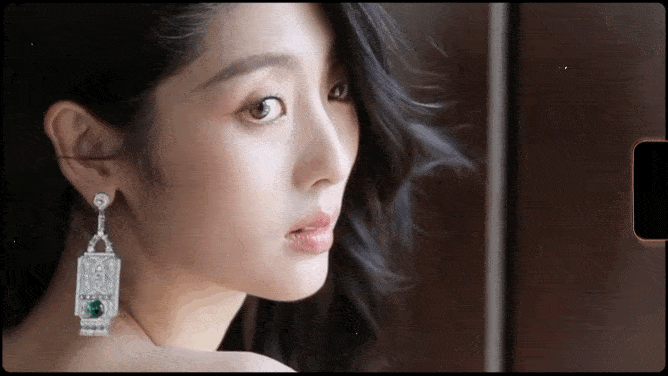 邢菲登《男人装》写真图片大秀光滑玉背！曼妙身材性感魅力猛增-2