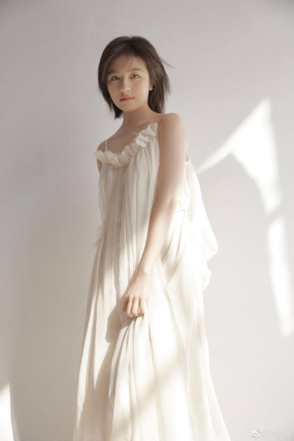 李兰迪穿纯白吊带长裙皮肤白净！氧气美女美得犹如天仙-5