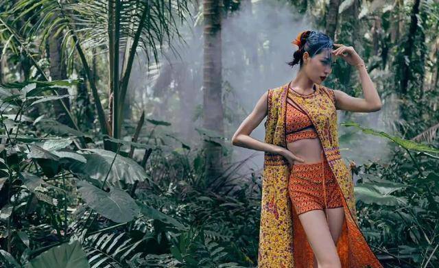 钟楚曦拍热带雨林风格时尚写真！时尚造型气场十足