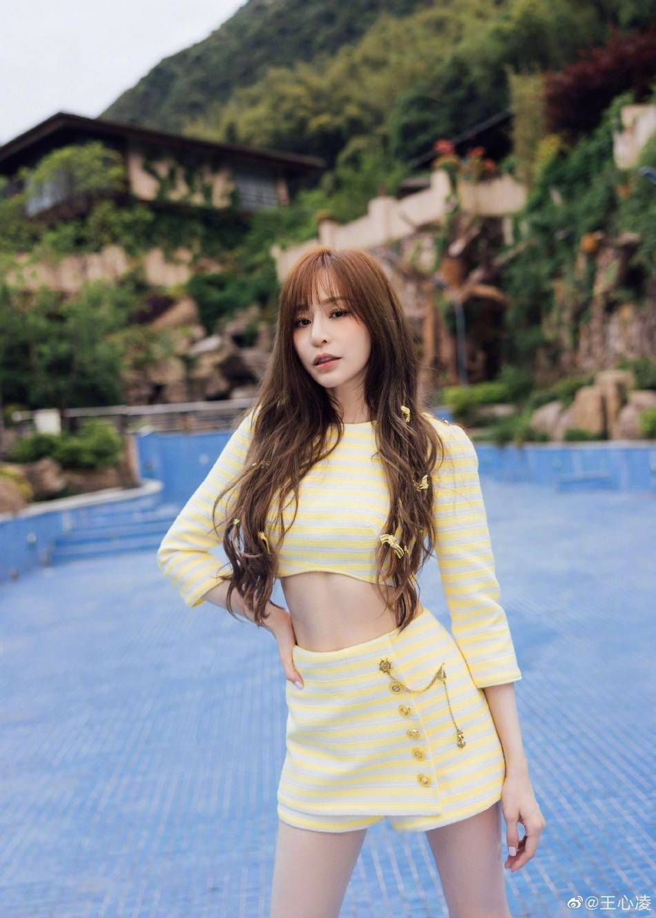 王心凌穿黄色套装服装露健美腹肌！青春活泼展现不俗魅力-4