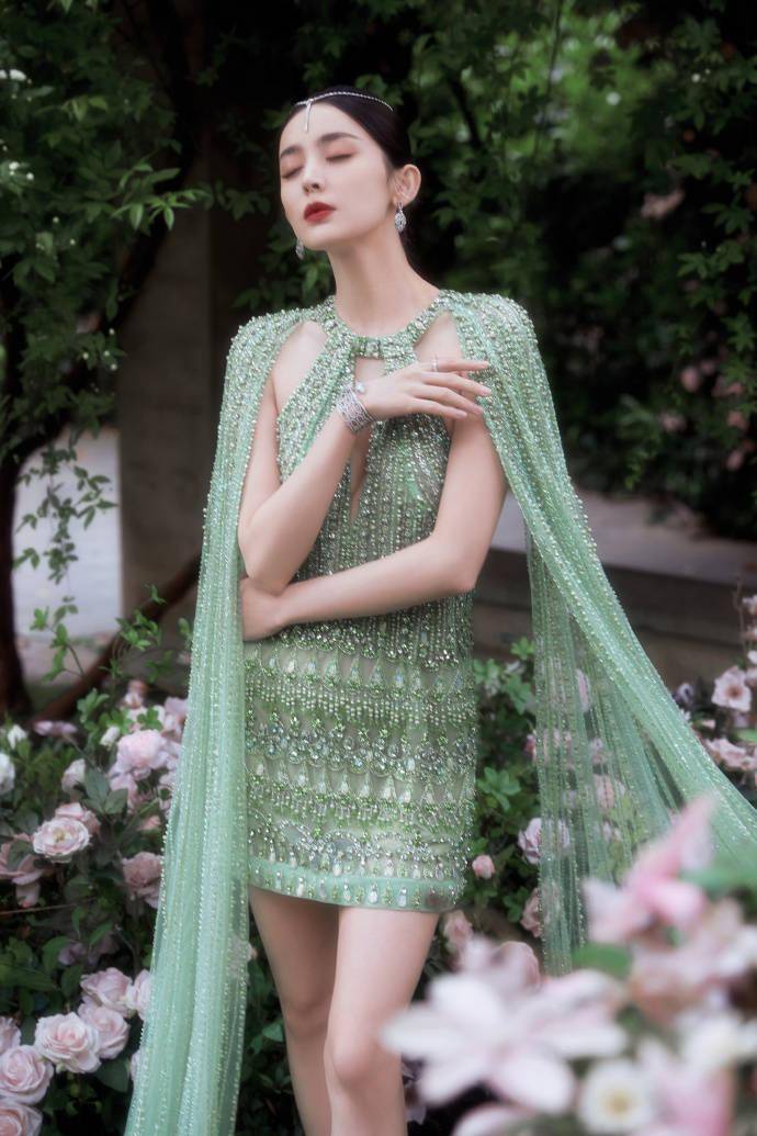 娜扎杂志异域仙气写真：穿上绿色珠裙化身花园中的神女