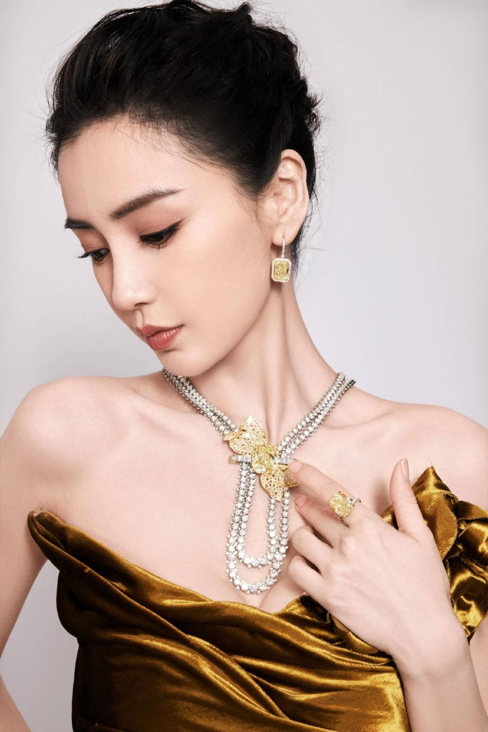 杨颖穿鎏金抹胸长裙露出事业线！曼妙身材性感撩人-3