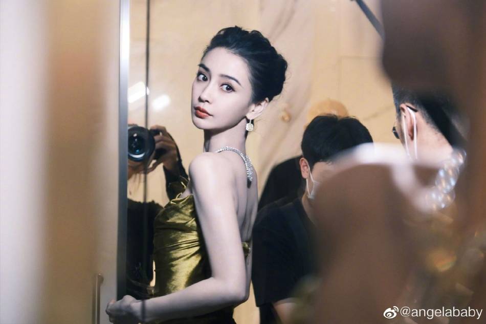 杨颖穿鎏金抹胸长裙露出事业线！曼妙身材性感撩人-6