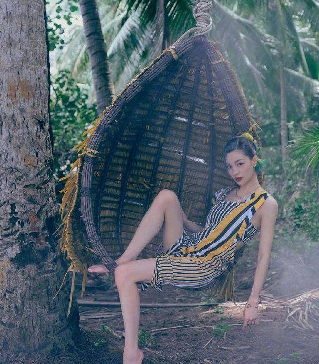 钟楚曦拍热带雨林风格时尚写真！时尚造型气场十足