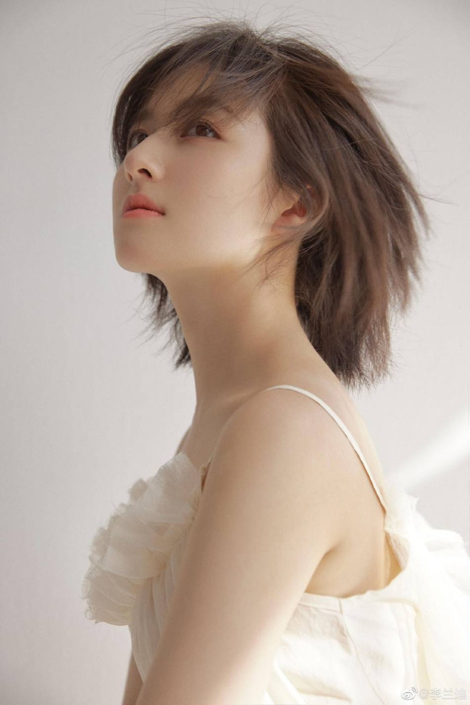 李兰迪穿纯白吊带长裙皮肤白净！氧气美女美得犹如天仙-3