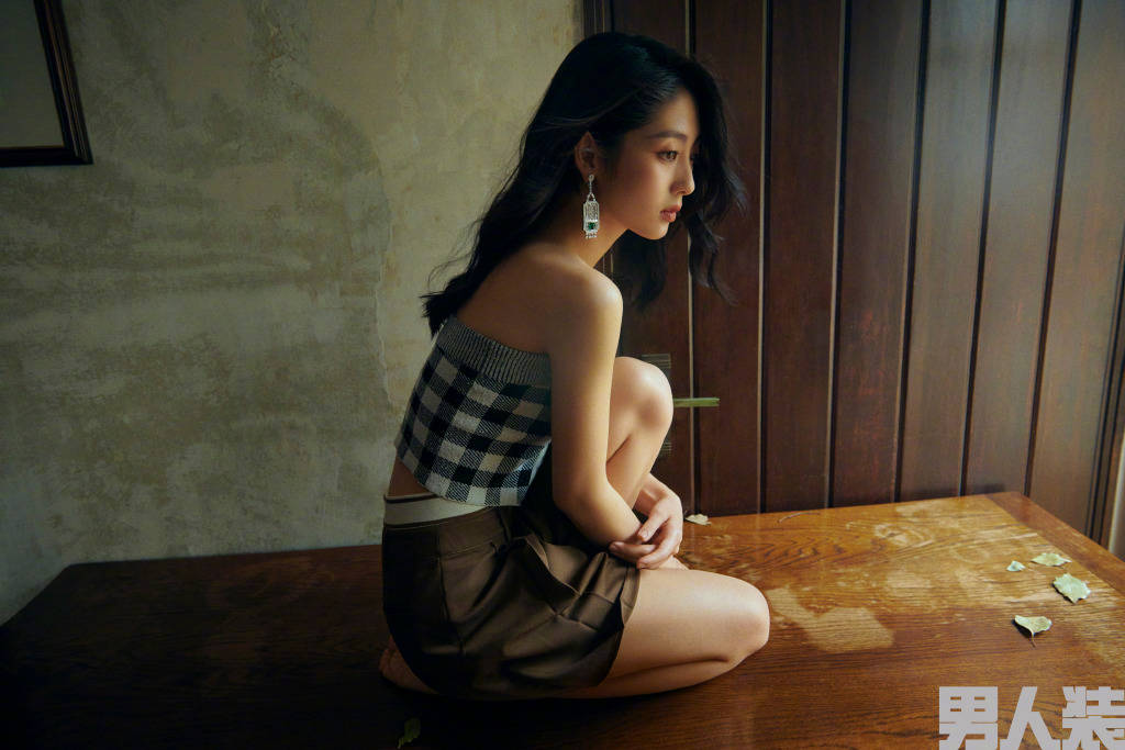 邢菲登《男人装》写真图片大秀光滑玉背！曼妙身材性感魅力猛增-11