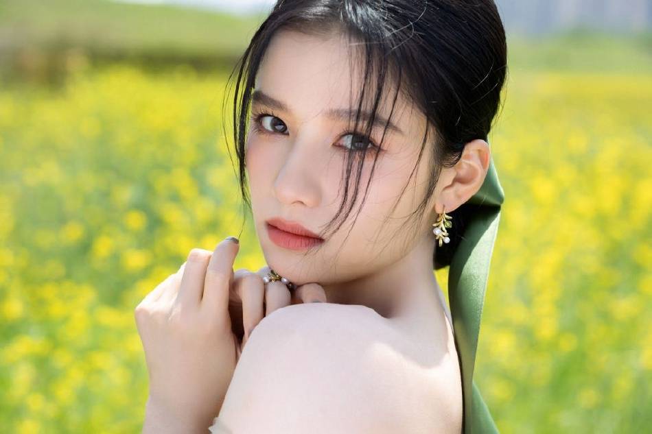 张婧仪一字肩绿色纱裙大秀美背！雪肤玉貌性感撩人-2