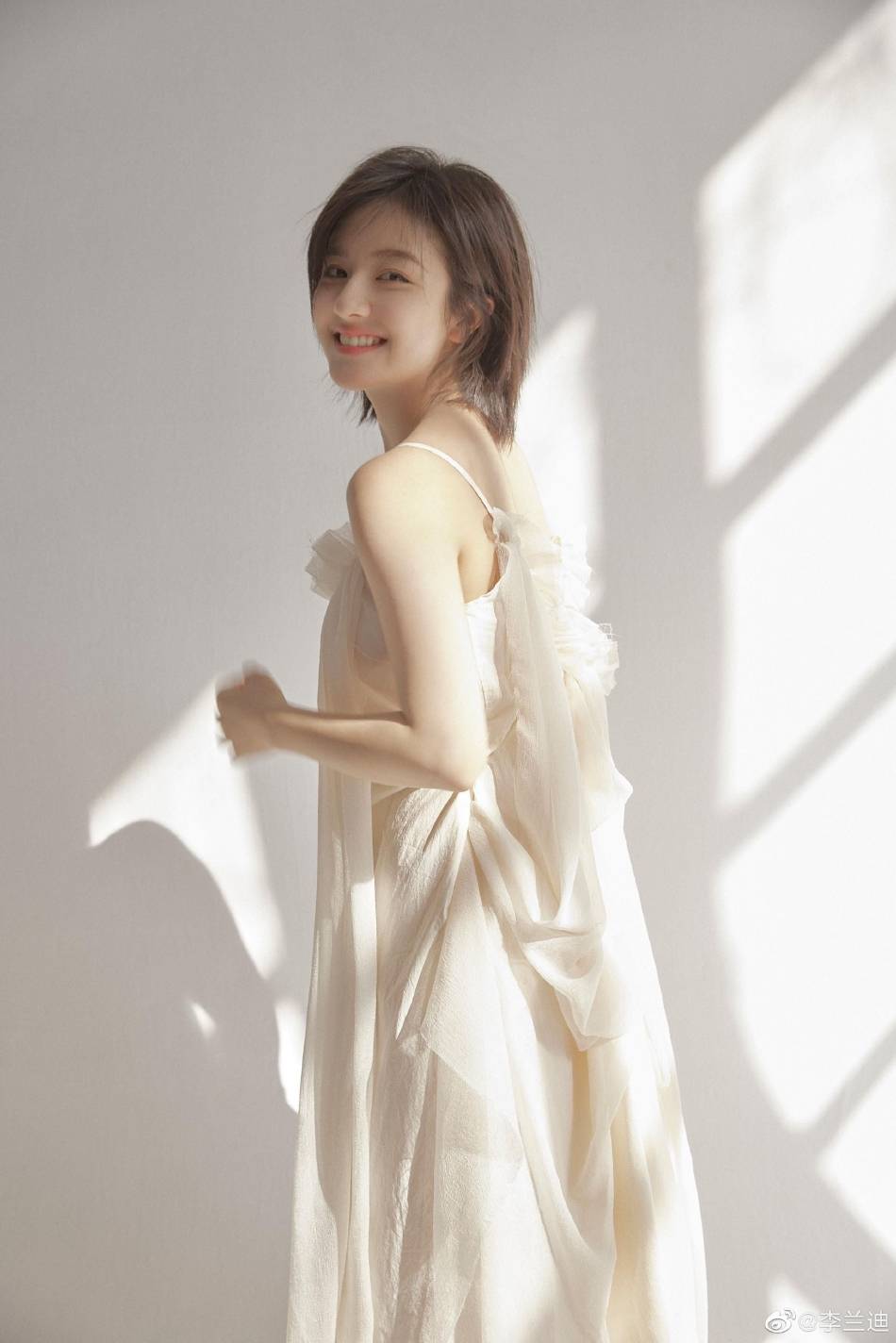 李兰迪穿纯白吊带长裙皮肤白净！氧气美女美得犹如天仙-4