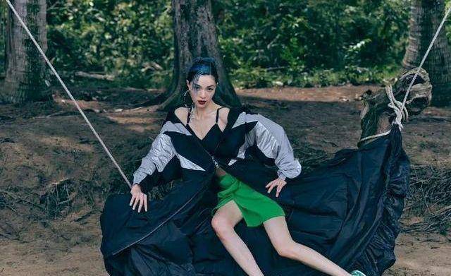 钟楚曦拍热带雨林风格时尚写真！时尚造型气场十足