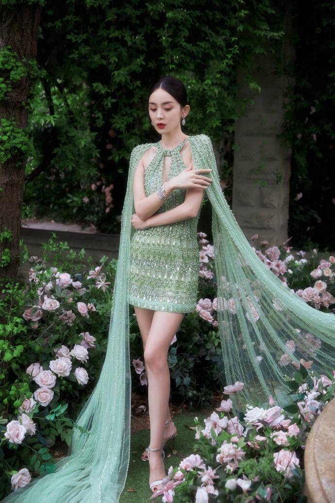 娜扎杂志异域仙气写真：穿上绿色珠裙化身花园中的神女