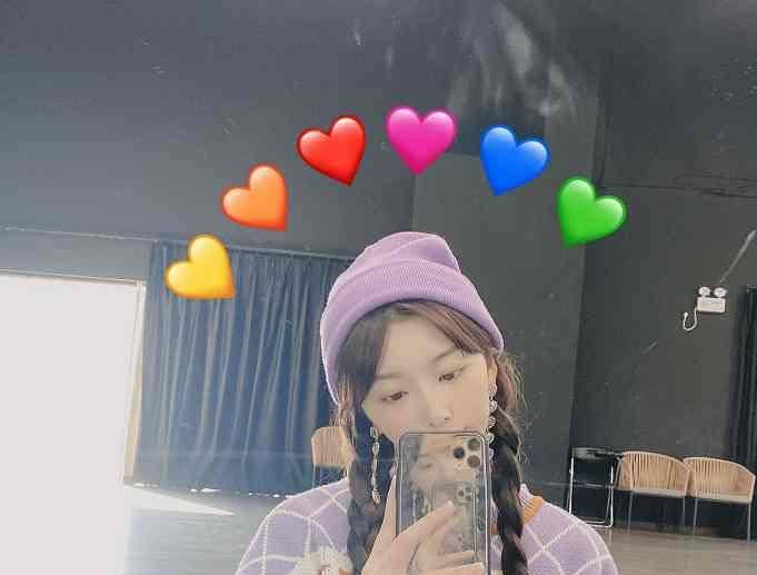 孔雪儿更新美美自拍照片，双低丸子头搭紫色小熊T恤展现可爱女人味-4