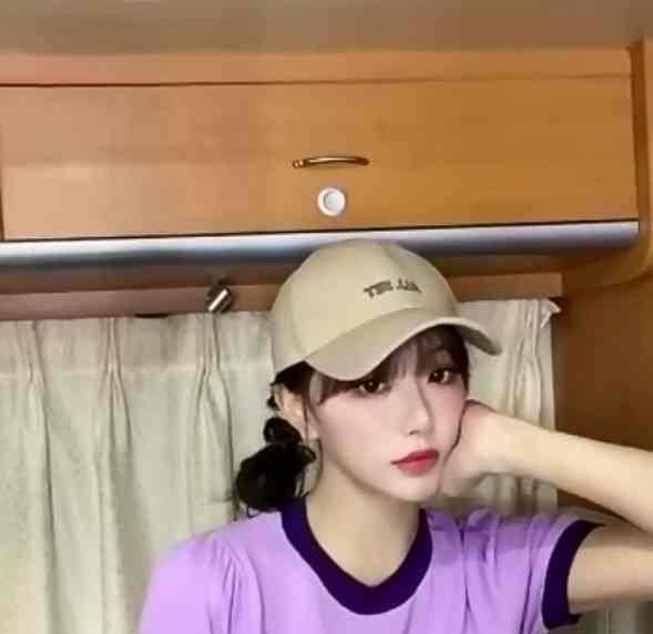孔雪儿更新美美自拍照片，双低丸子头搭紫色小熊T恤展现可爱女人味-2