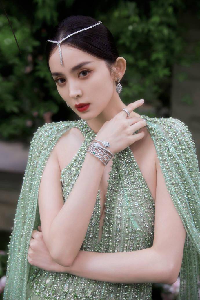 娜扎杂志异域仙气写真：穿上绿色珠裙化身花园中的神女