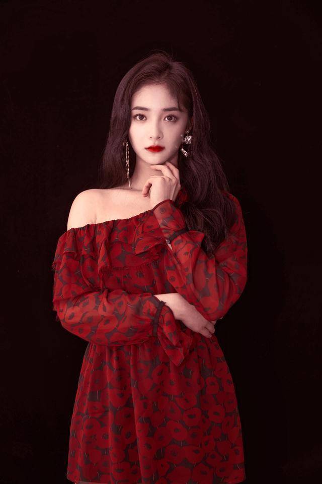 周洁琼衬衫配牛仔裤，少女风穿搭太惊艳-5