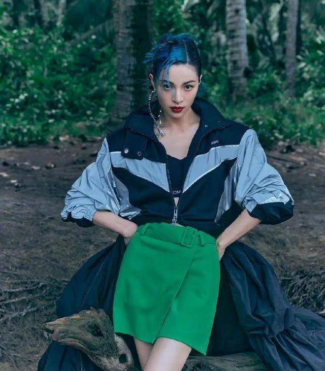 钟楚曦拍热带雨林风格时尚写真！时尚造型气场十足