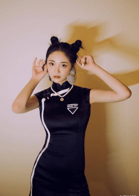 周洁琼衬衫配牛仔裤，少女风穿搭太惊艳-3
