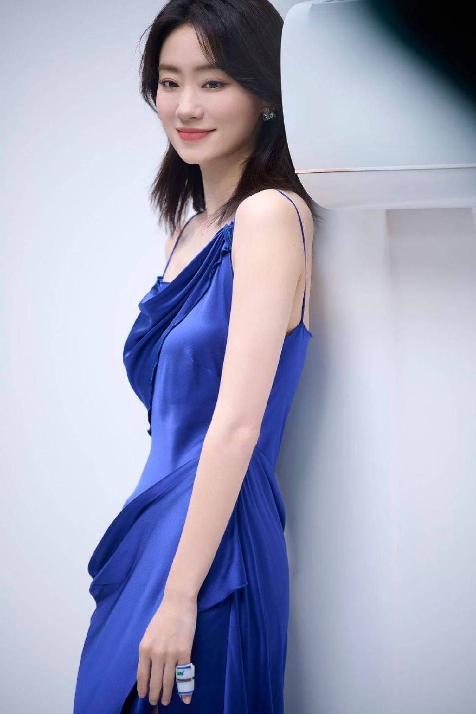张小斐穿蓝紫色吊带裙大秀香肩！肤白貌美大美腿性感撩人-2