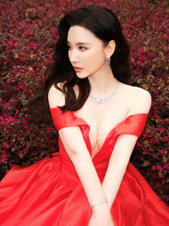 张萌穿深V抹胸红裙大秀事业线！曼妙身材性感火辣-1