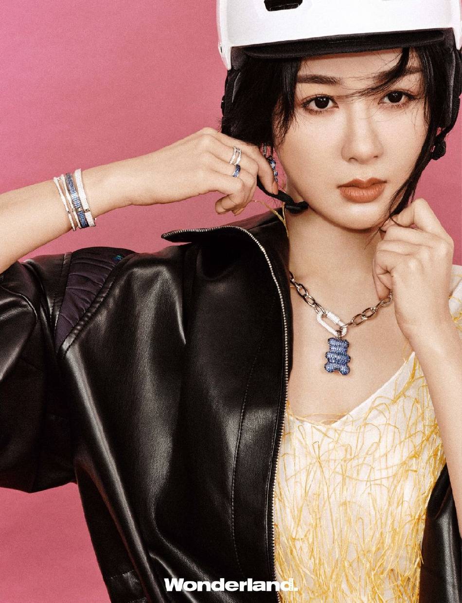 杨紫写真小露白皙香肩！天鹅颈更是大放异彩