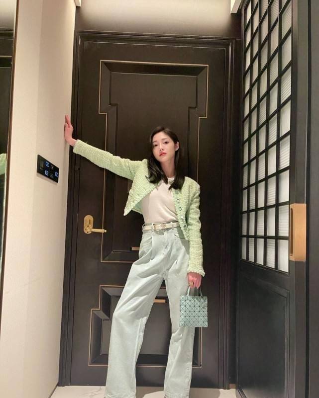 周洁琼衬衫配牛仔裤，少女风穿搭太惊艳-4