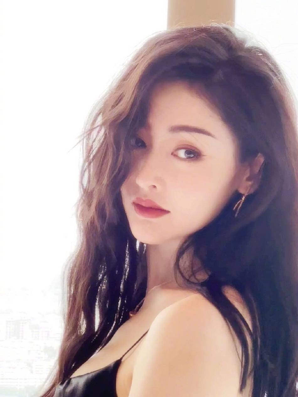 张天爱穿黑色吊带裙大秀好身材！大长腿性感迷人太有女人味-1