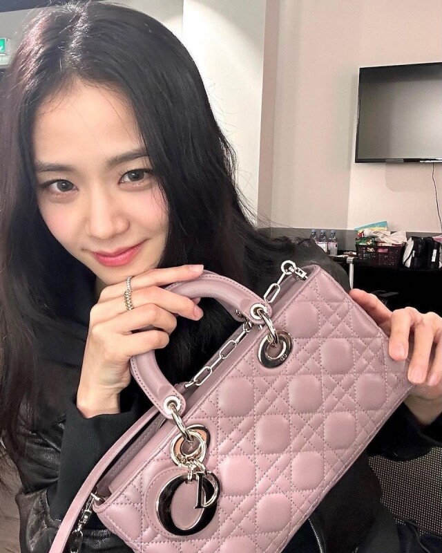 CARTIER 手表、珠宝要怎么选?看JISOO私下精致时髦单品风格!-16 CARTIER 手表、珠宝要怎么选?看JISOO私下精致时髦单品风格!