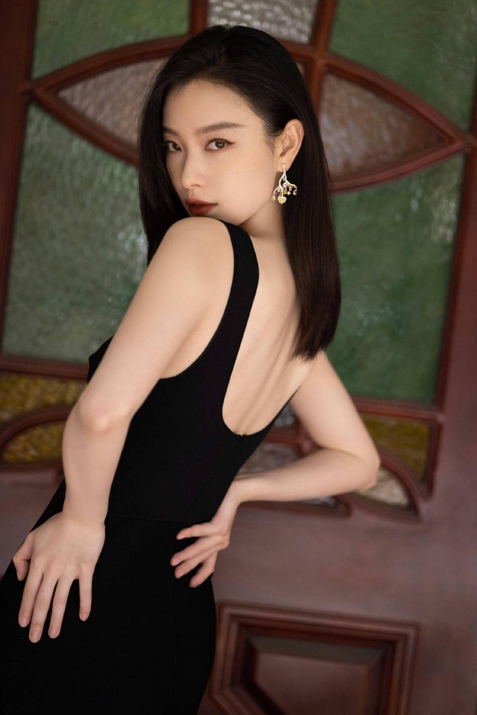 倪妮黑色鱼尾长裙大秀事业线！雪肤玉貌魔鬼身材性感火辣