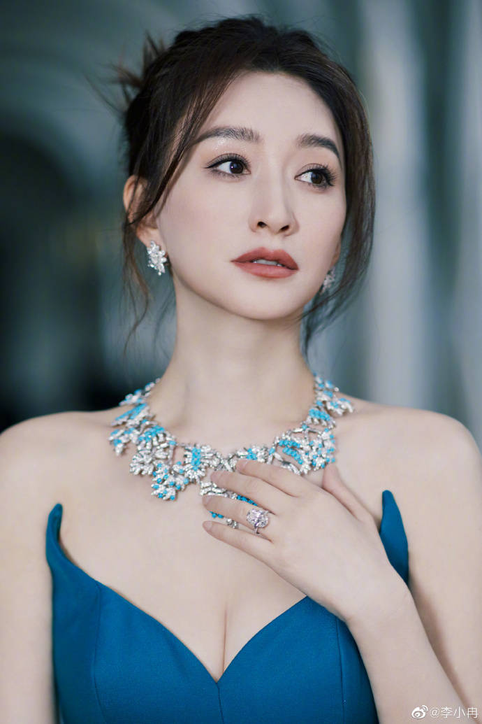 李小冉穿蓝色深V长裙大秀事业线！魔鬼身材性感火辣-3