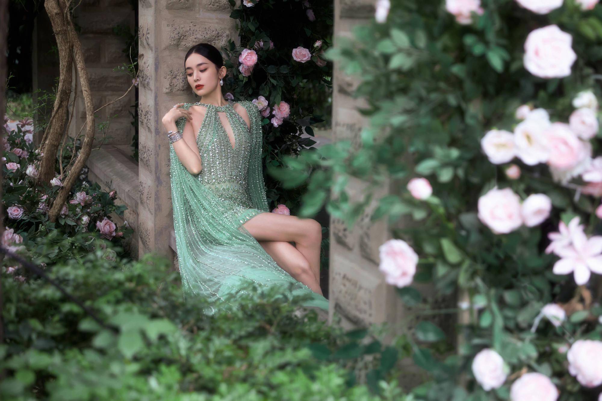 娜扎杂志异域仙气写真：穿上绿色珠裙化身花园中的神女