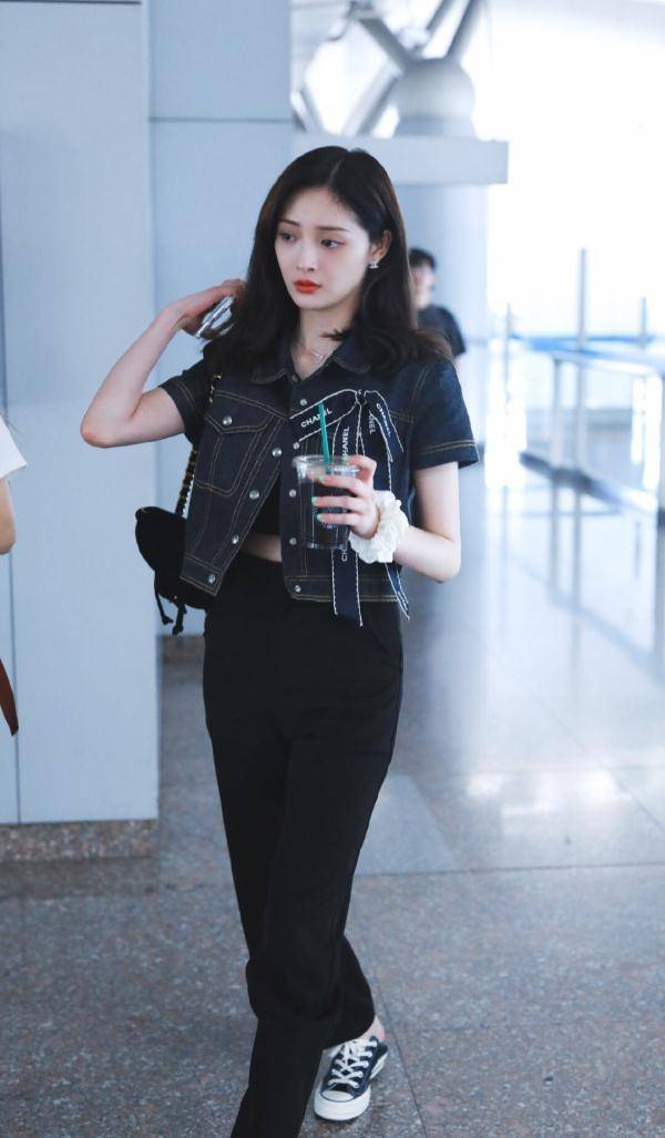 周洁琼衬衫配牛仔裤，少女风穿搭太惊艳-8