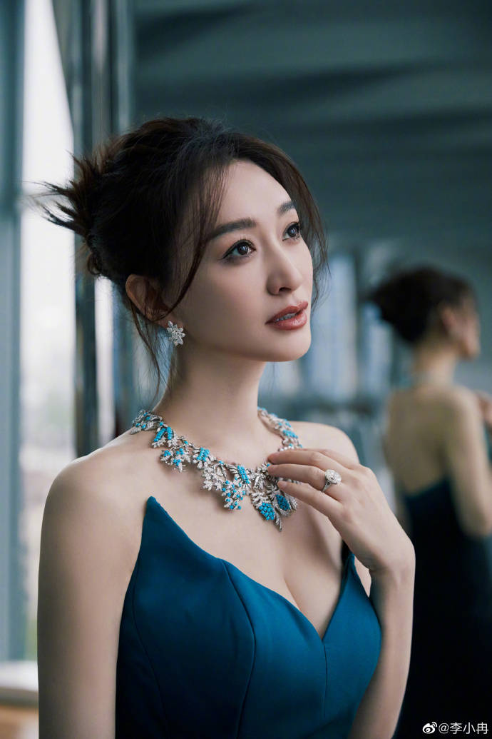 李小冉穿蓝色深V长裙大秀事业线！魔鬼身材性感火辣-1