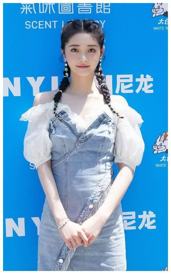 周洁琼衬衫配牛仔裤，少女风穿搭太惊艳-6