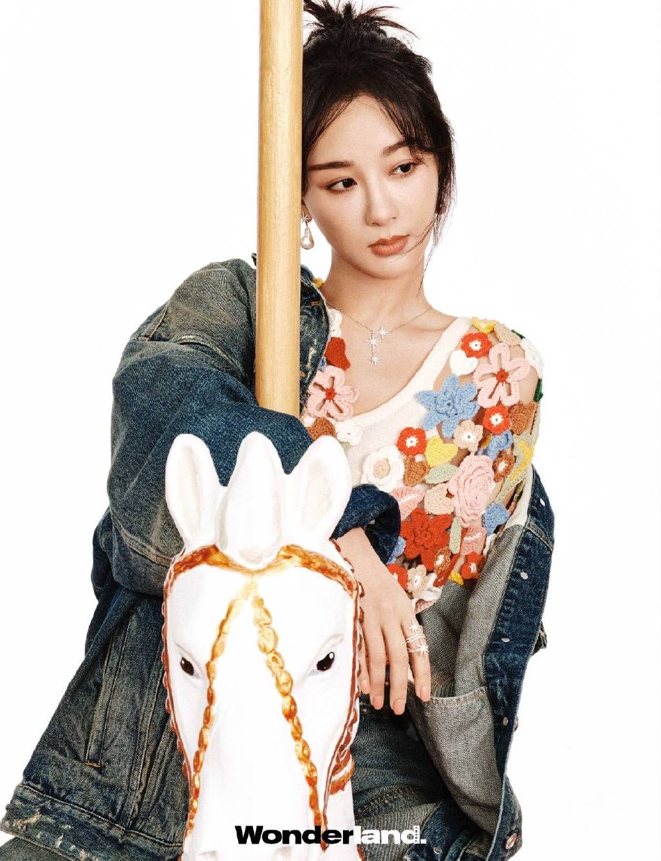 杨紫写真小露白皙香肩！天鹅颈更是大放异彩