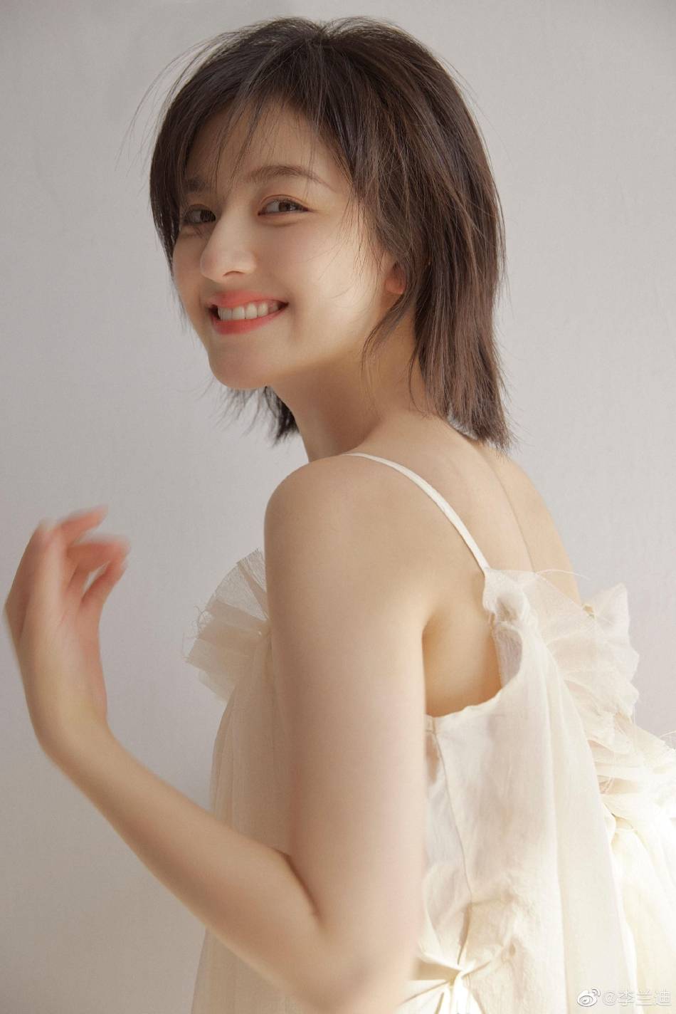 李兰迪穿纯白吊带长裙皮肤白净！氧气美女美得犹如天仙-1