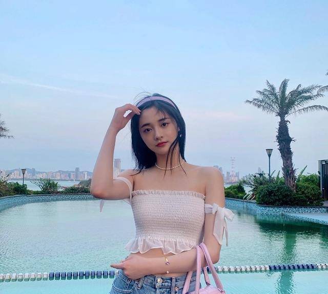 周洁琼衬衫配牛仔裤，少女风穿搭太惊艳-2
