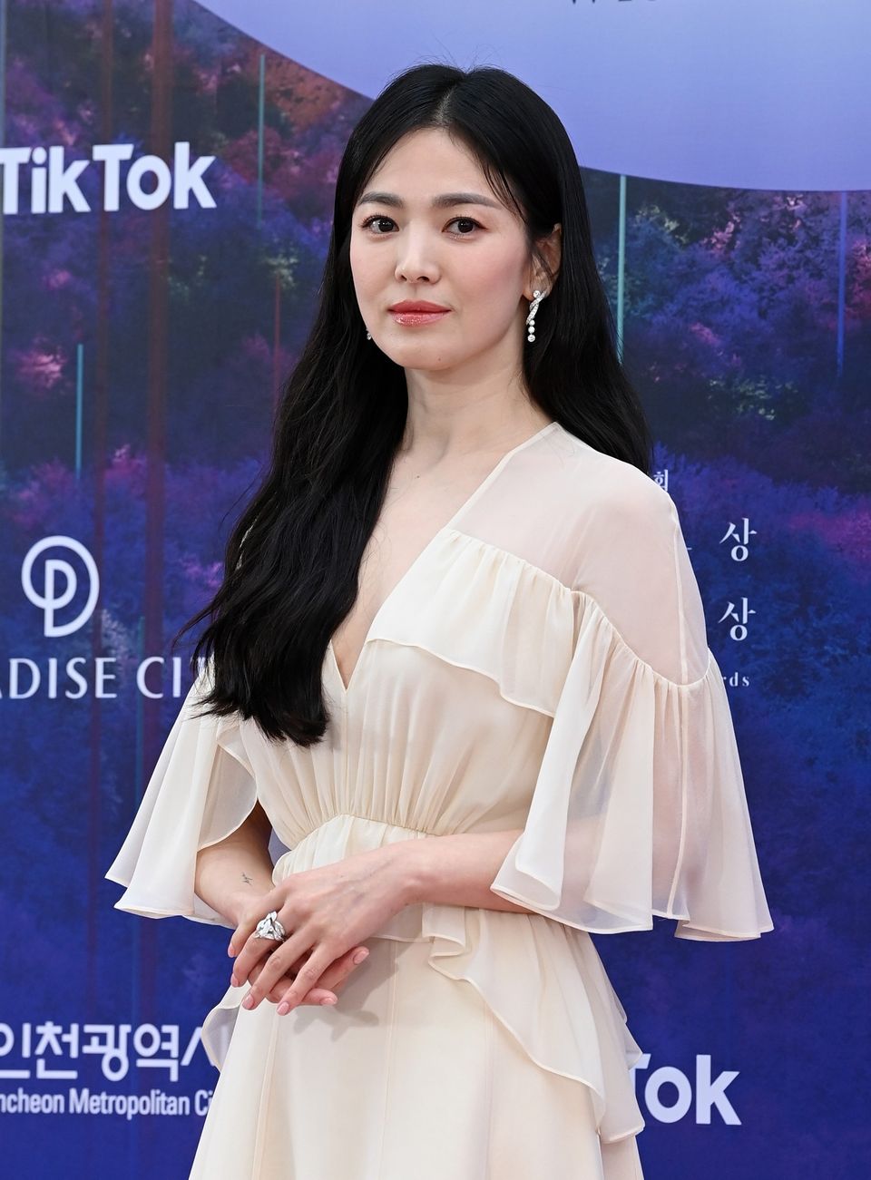 宋慧乔、朴恩斌、IU…我们喜欢的韩国演员都来了!2023百想艺术大赏红毯造型