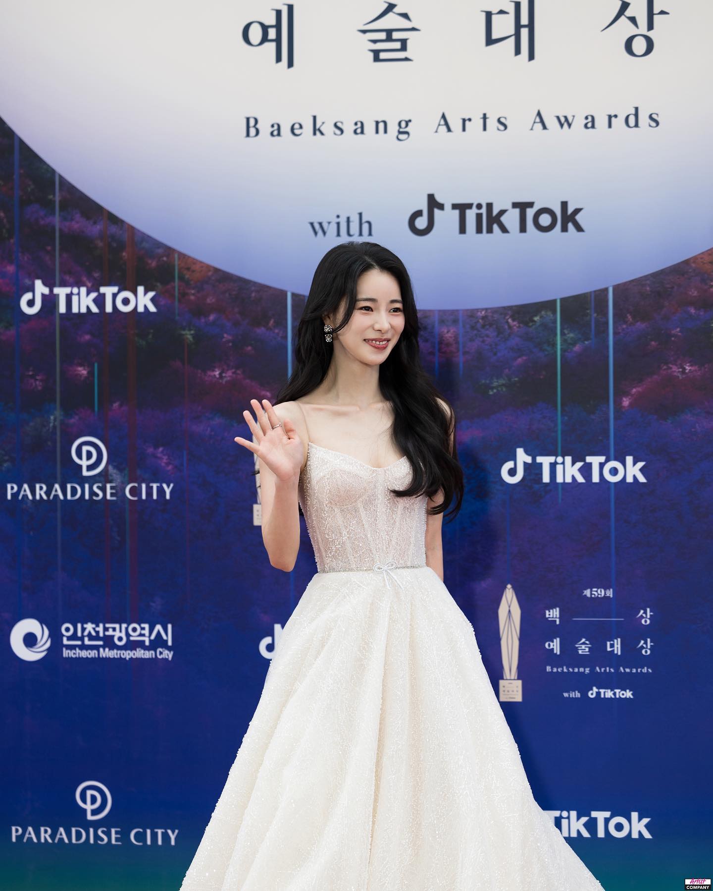 宋慧乔、朴恩斌、IU…我们喜欢的韩国演员都来了!2023百想艺术大赏红毯造型