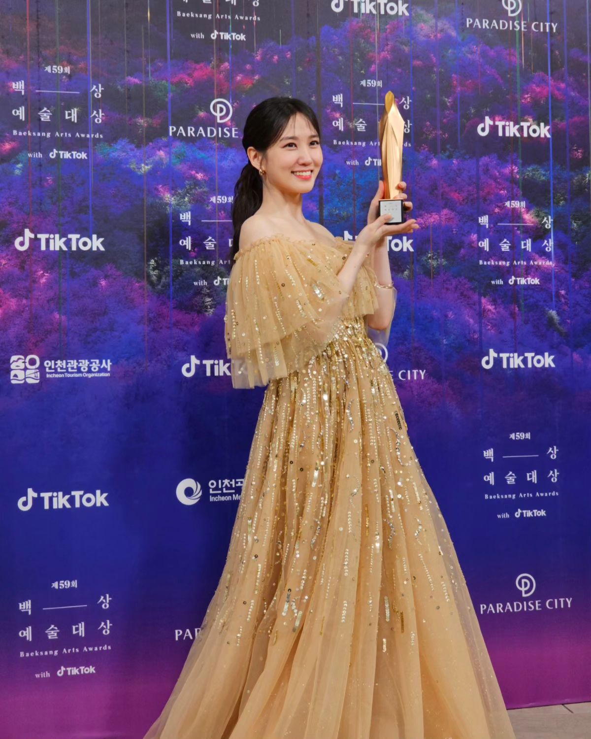 宋慧乔、朴恩斌、IU…我们喜欢的韩国演员都来了!2023百想艺术大赏红毯造型