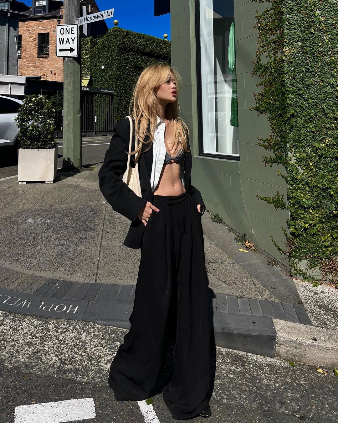 留一头浅色长发,澳洲女生Jamie Nguyen的穿衣打扮有点辣