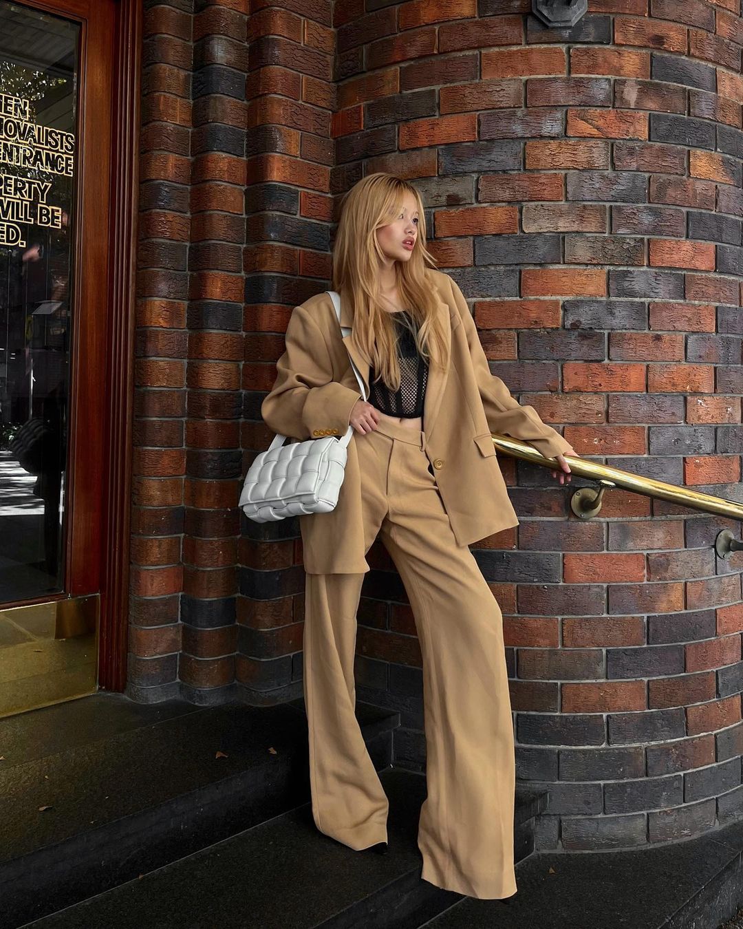 留一头浅色长发,澳洲女生Jamie Nguyen的穿衣打扮有点辣