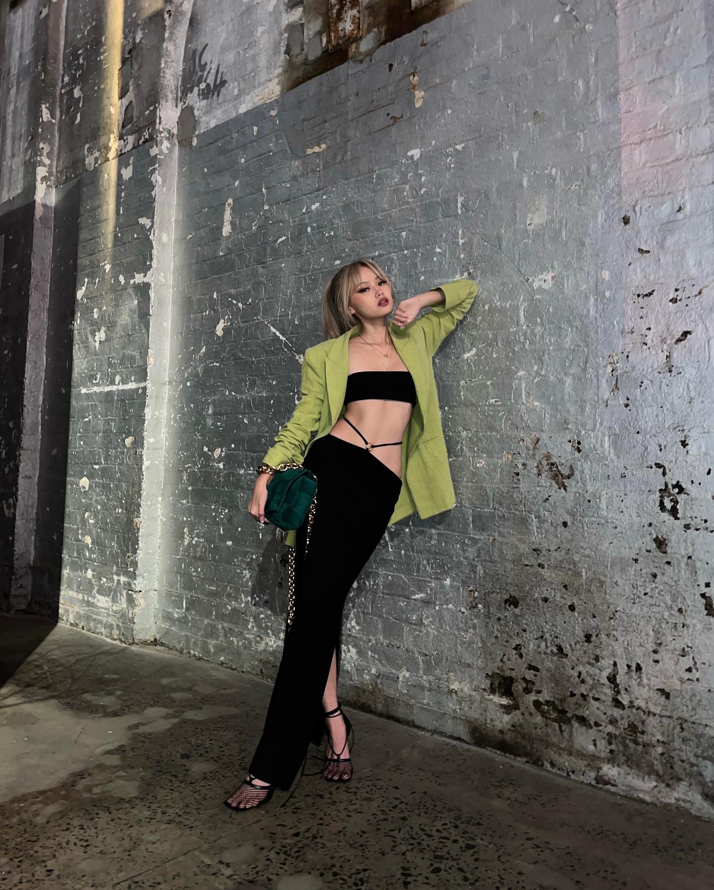 留一头浅色长发，澳洲女生Jamie Nguyen的穿衣打扮有点辣