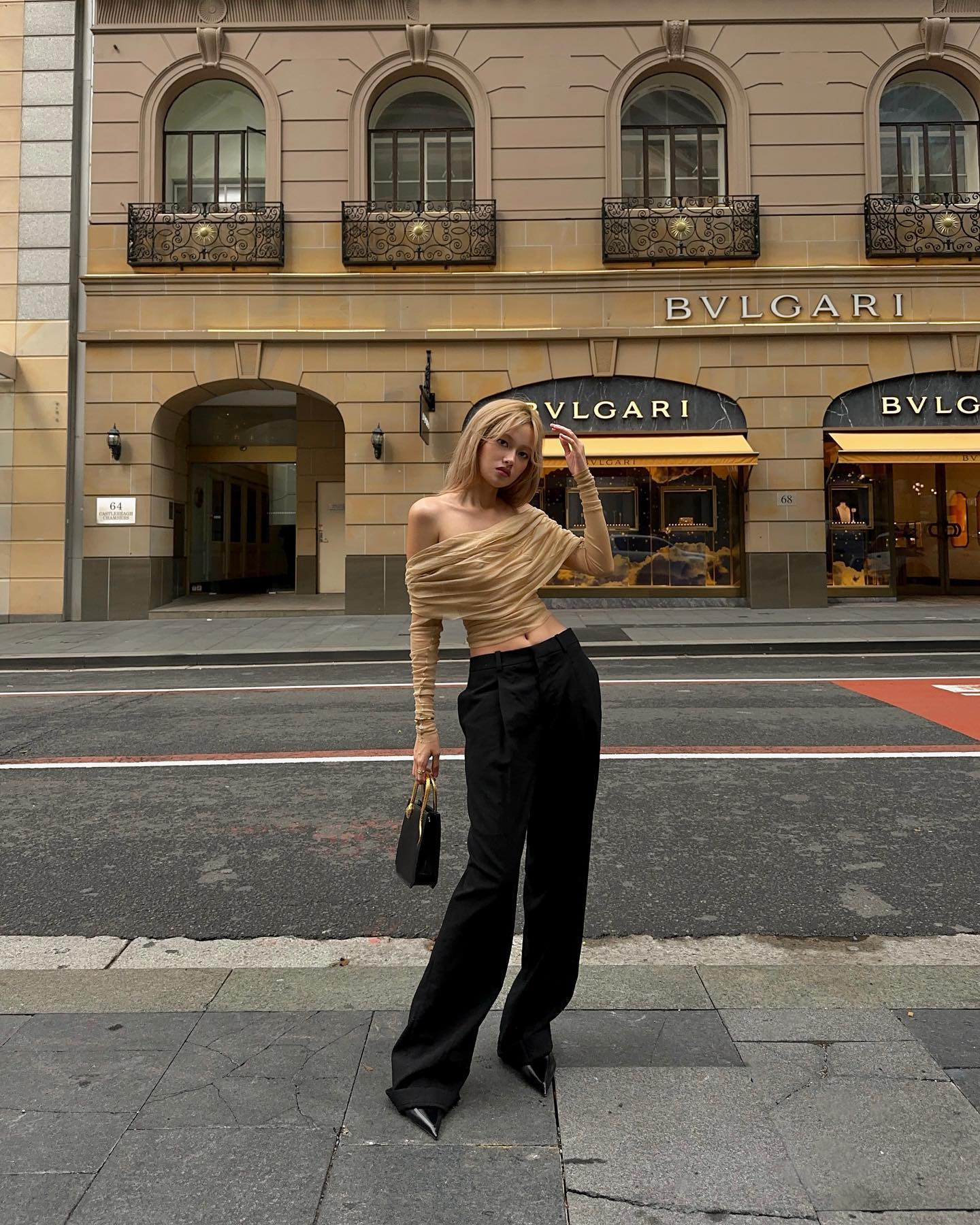 留一头浅色长发，澳洲女生Jamie Nguyen的穿衣打扮有点辣