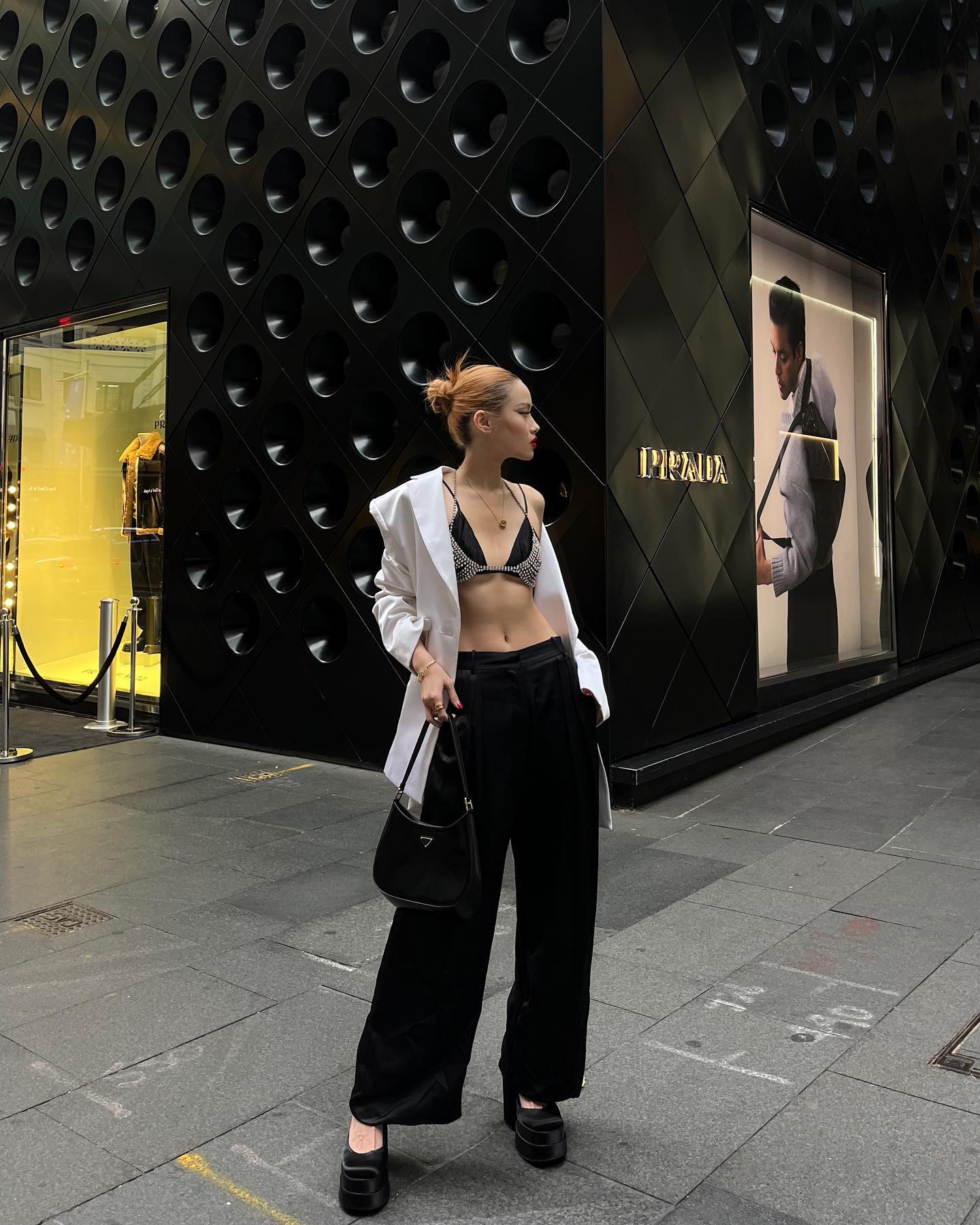 留一头浅色长发，澳洲女生Jamie Nguyen的穿衣打扮有点辣