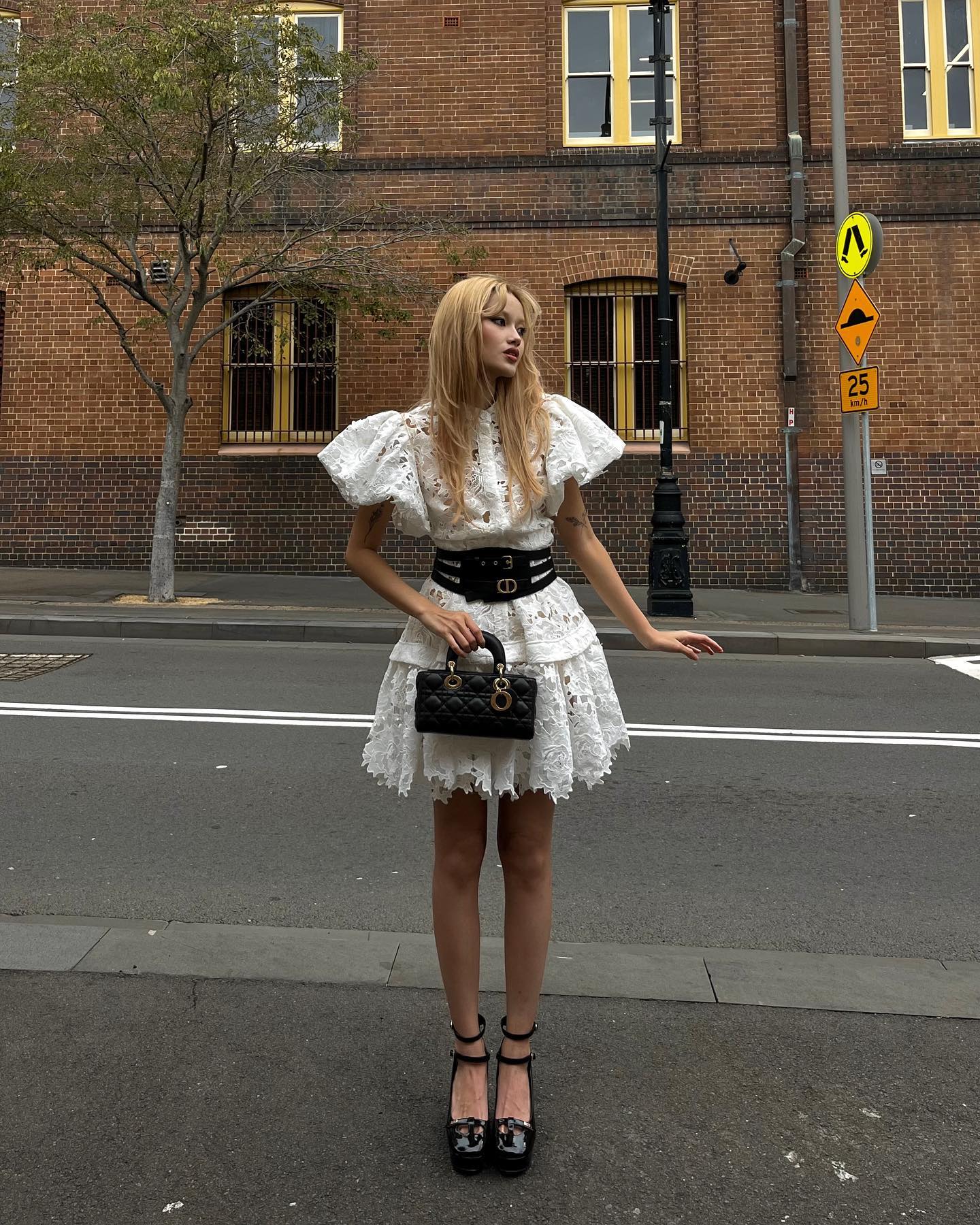 留一头浅色长发，澳洲女生Jamie Nguyen的穿衣打扮有点辣