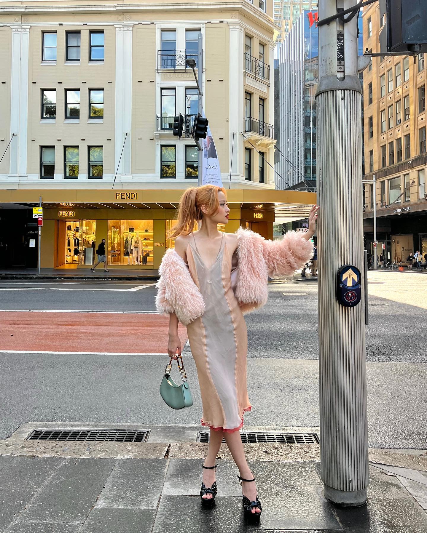 留一头浅色长发，澳洲女生Jamie Nguyen的穿衣打扮有点辣