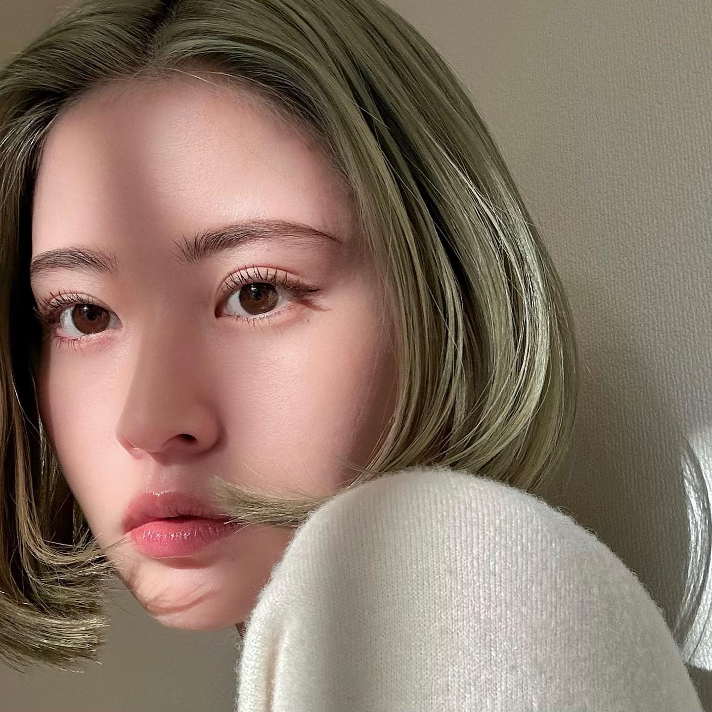 无法抵挡的漂发风潮，那些我们追踪的短发女生纷纷染上了浅发色